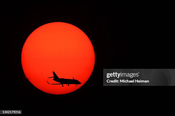 sunset during wildfire smoke conditions - landing gear stock-fotos und bilder