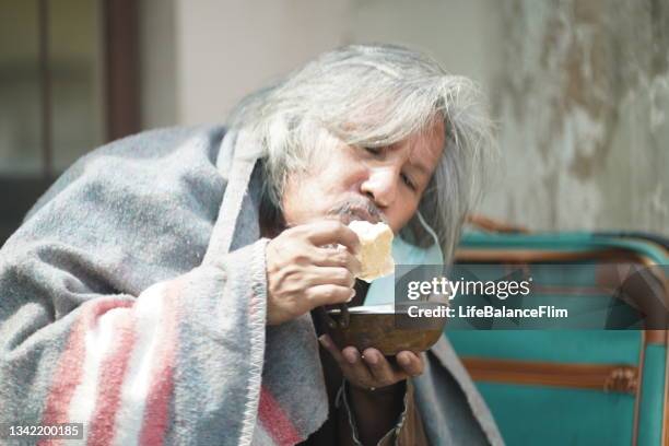 homeless senior man from banknote and money. - homeless person stockfoto's en -beelden