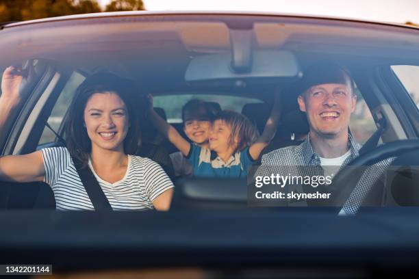 jovem família feliz viajando de carro. - family inside car - fotografias e filmes do acervo