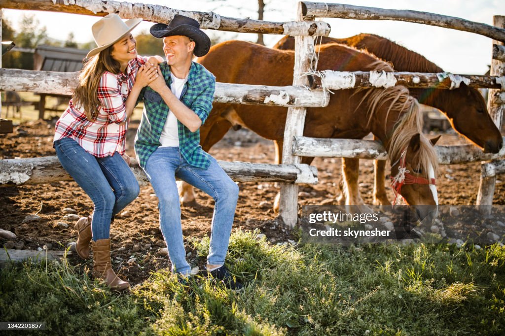 Feliz Pareja De Granjeros Hablando En Un Rancho Foto de stock - Getty Images