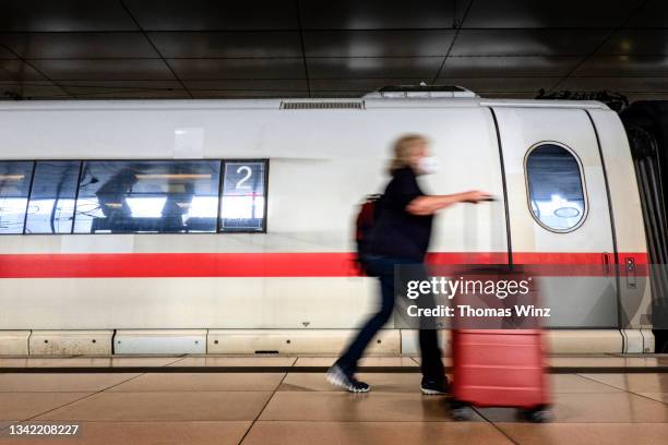 fast moving travelers on a train platform - ice zug stock-fotos und bilder