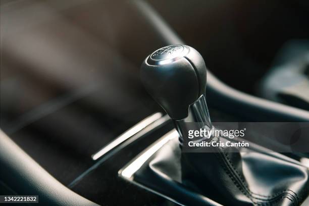 close up of car gear shift lever - gear shift stockfoto's en -beelden