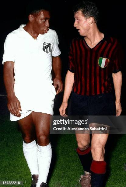 Pele of Santos and Giovanni Trapattoni of AC Milan during the Coppa Interconinetale match between AC Milan and Santos at Stadio San Siro on August...