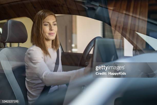 frau mit globalem positionierungssystem im auto - driver's seat stock-fotos und bilder