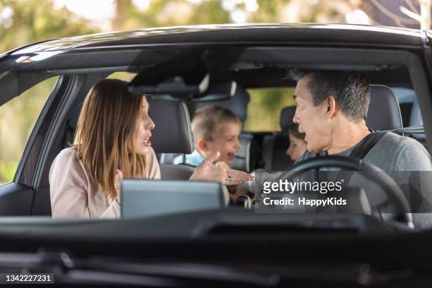 padres frustrados discutiendo durante el viaje en un automóvil - lucho en familia fotografías e imágenes de stock