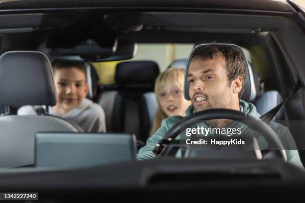 happy family enjoying in car during road trip - family with two children stockfoto's en -beelden