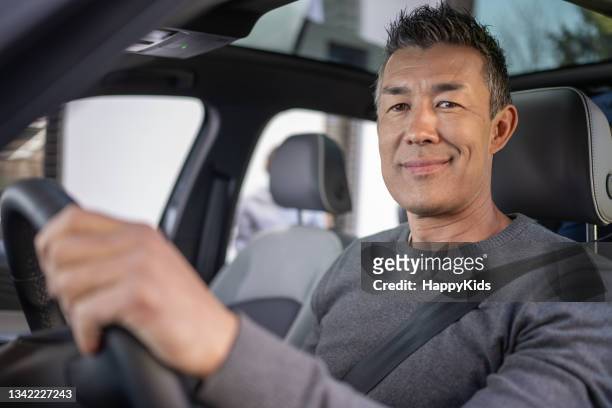 primer plano del hombre conduciendo el coche - driver portrait fotografías e imágenes de stock