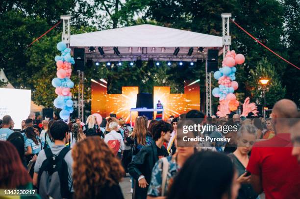 lgbtqia pride marsch in belgrad - festival bühne stock-fotos und bilder