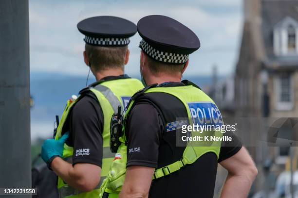 police scotland officers on duty in edinburgh - police scotland stock pictures, royalty-free photos & images