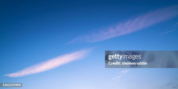 panoramic vie of wispy cloud sky at sunset - vie simple stock-fotos und bilder