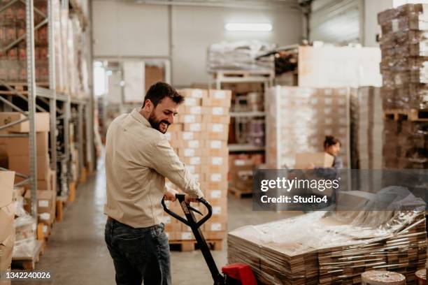 die lagerarbeit mit freude erledigen - mittelstand stock-fotos und bilder