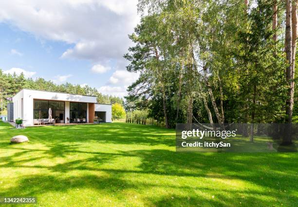 large backyard - garden patio stockfoto's en -beelden