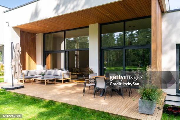 gemütliche terrasse mit sitzecke - garden decking stock-fotos und bilder