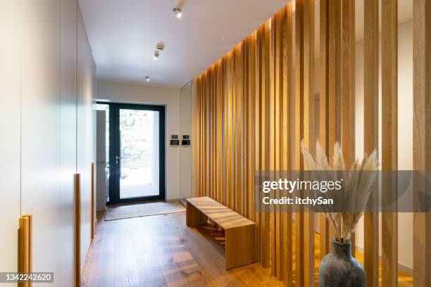 eingangshalle eines privathauses - korridor stock-fotos und bilder