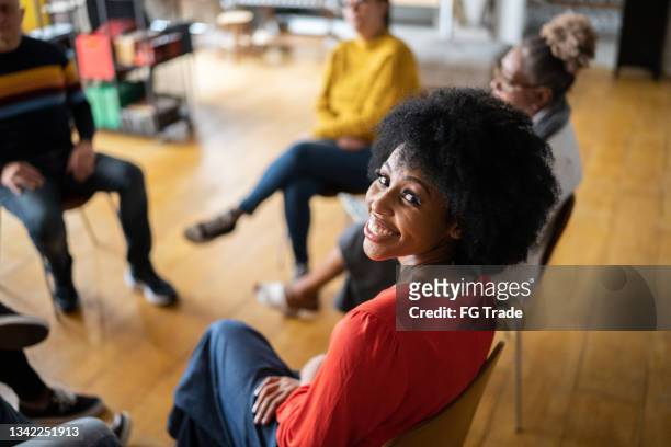 retrato de una joven en terapia de grupo en un coworking - grupo pequeño de personas fotografías e imágenes de stock