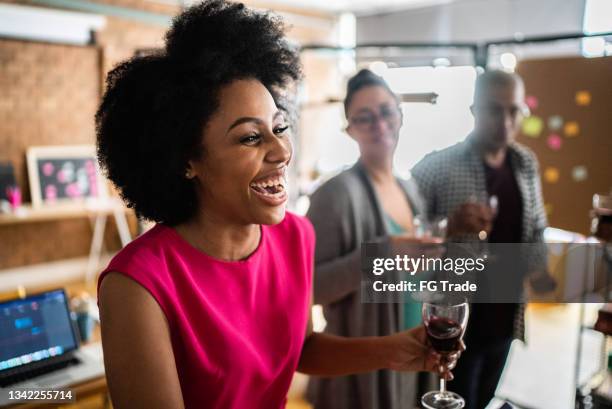 collègues discutant après le travail lors d’un coworking - fête au bureau photos et images de collection