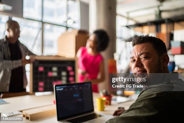 retrato de um homem transgênero em uma reunião no trabalho - ftm - fotografias e filmes do acervo