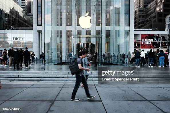 Inside Apple Store, Shopping in New York City, USA – Stock Editorial Photo  © Vividrange #101539698