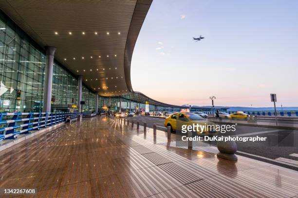 airport sunrise - aerodromo fotografías e imágenes de stock
