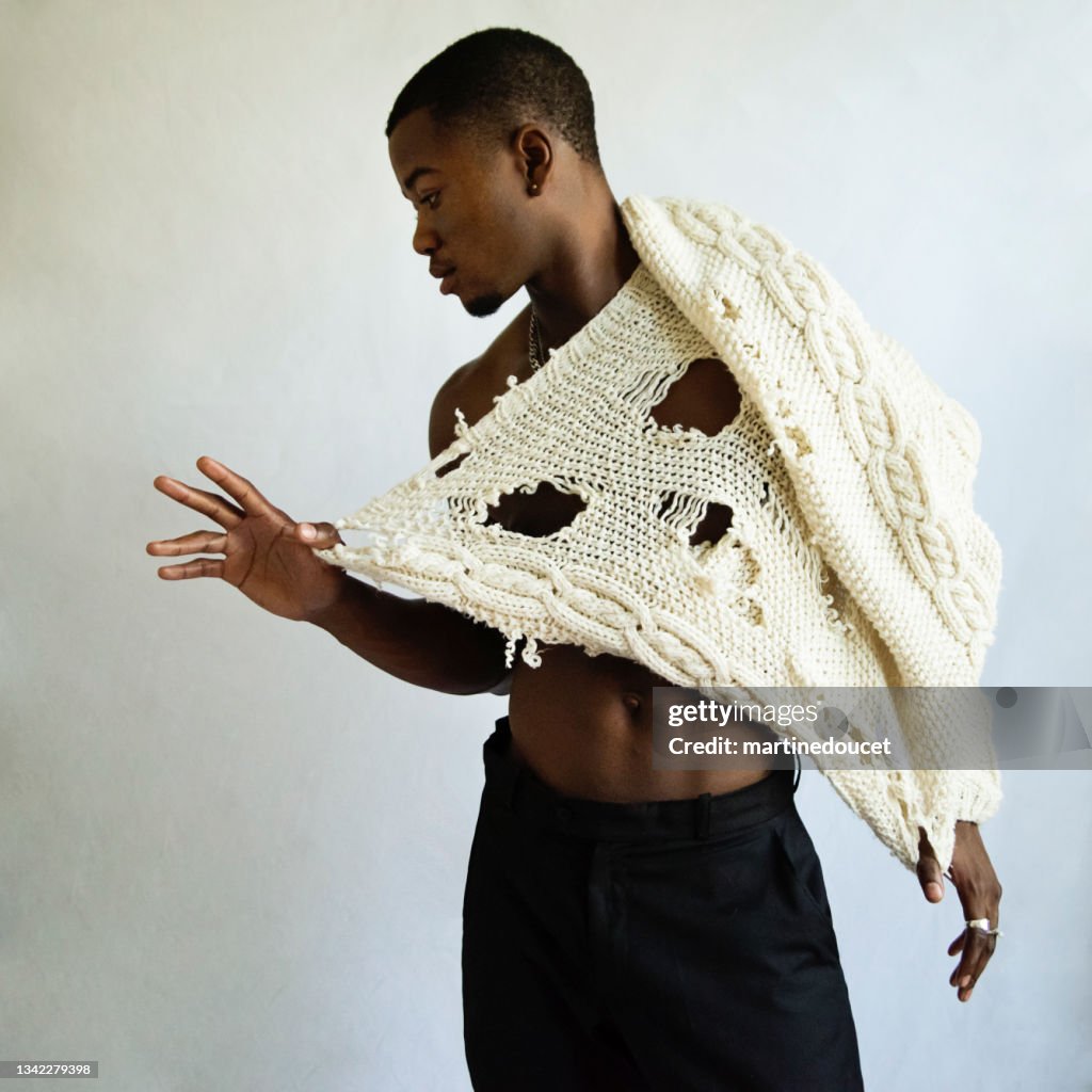 Hombre adulto joven con retrato de estudio de piel oscura.