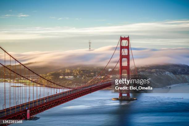 puente golden gate con nubes sobre san francisco, california. estados unidos - san francisco fotografías e imágenes de stock