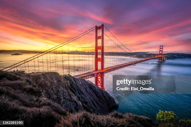 alba impressionante nel golden gate bridge, san francisco, usa - golden gate foto e immagini stock