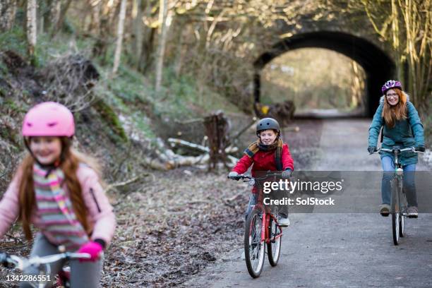 radfahren mit den kindern - family sport winter stock-fotos und bilder