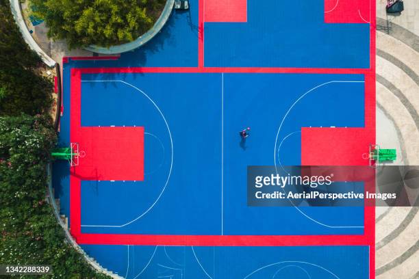 top view of basketball court - courtyard stockfoto's en -beelden