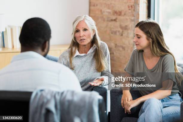 mom explains something during therapy session - family mediation stock pictures, royalty-free photos & images