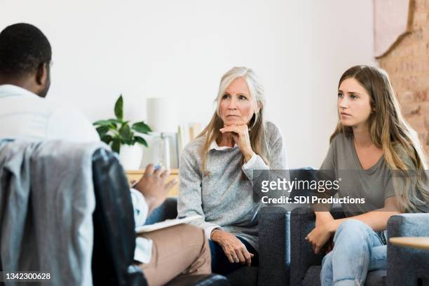 mother and daughter attend family counseling session - family therapy stock pictures, royalty-free photos & images
