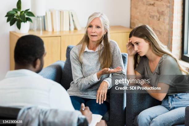 frustrated mom talks with counselor about daughter's attitude - bemiddeling stockfoto's en -beelden