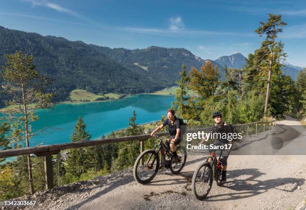 weißensee biking 21 - kärnten stock-fotos und bilder