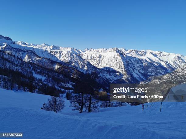 scenic view of snowcapped mountains against clear blue sky,bardonecchia,metropolitan city of turin,italy - bardonecchia fotografías e imágenes de stock