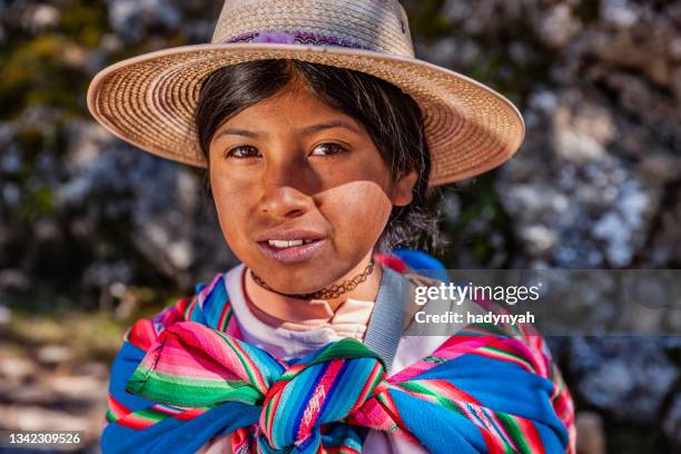 joven aymara en la isla del sol, lago titicaca, bolivia - bolivian andes fotografías e imágenes de stock