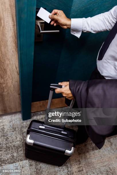 nahaufnahme eines geschäftsmannes mit einer schlüssellosen eintrittskarte, um sein hotelzimmer zu betreten - modern business people close up stock-fotos und bilder