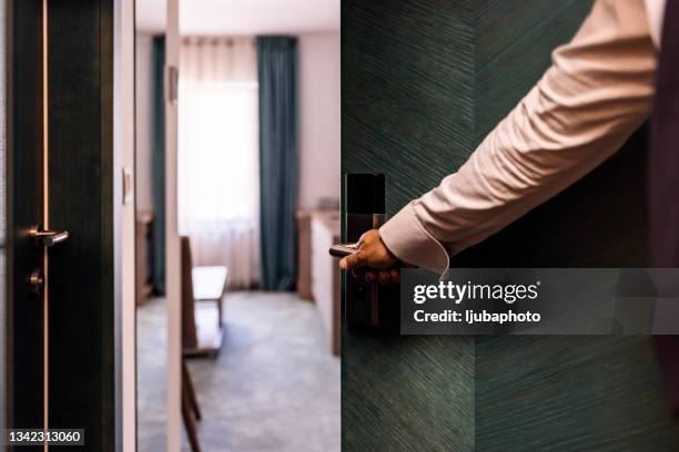 abre la puerta a una vida de lujo - habitación de hotel fotografías e imágenes de stock