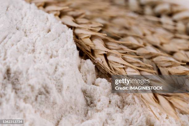 close-up of flour and ears of wheat - mehl stock-fotos und bilder