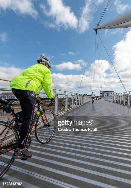 in bicicletta sul newport city footbridge - newport wales foto e immagini stock