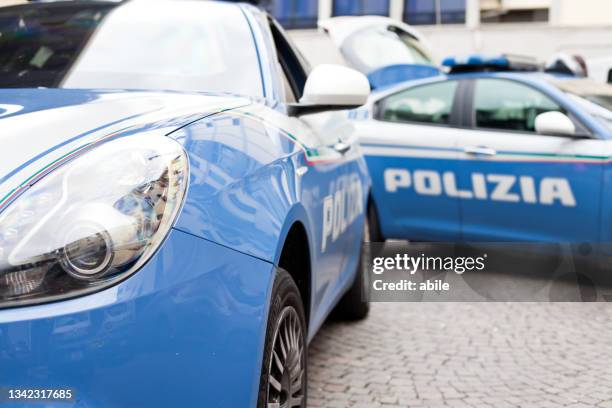 auto della polizia italiana - forze di polizia foto e immagini stock