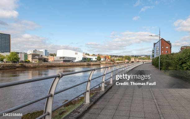 alloggi lungo il fiume usk a newport, galles - newport wales foto e immagini stock