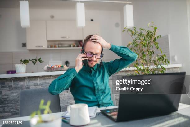 young estressou um belo empresário trabalhando no escritório. homem de negócios irritado com muito trabalho no escritório. - notícia ruim - fotografias e filmes do acervo