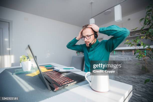 giovane uomo d'affari bello stressato che lavora in ufficio. uomo d'affari arrabbiato con troppo lavoro in ufficio. - virus informatico foto e immagini stock