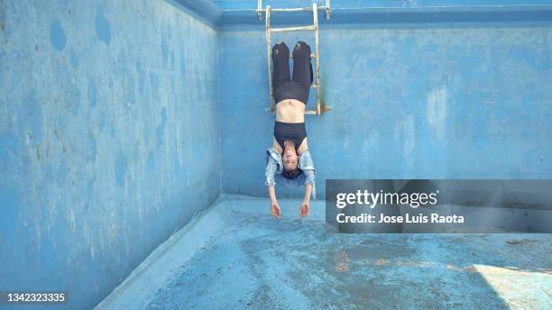 girl inside an empty swimming pool. - öde landschaft stock-fotos und bilder