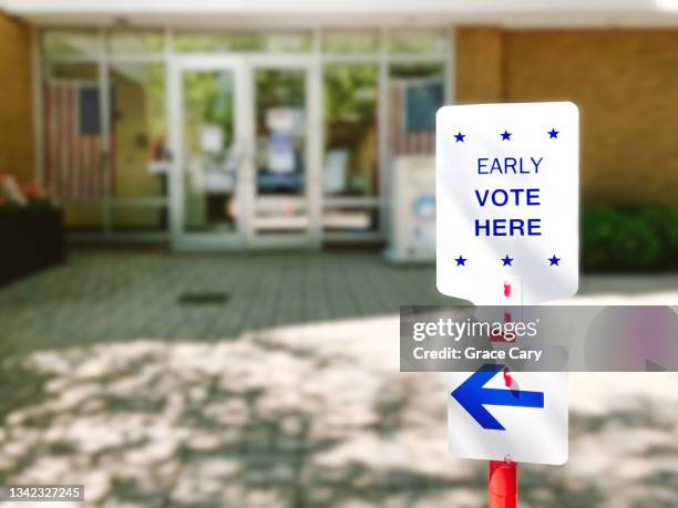 early voting sign outside of polling place - votación anticipada fotografías e imágenes de stock