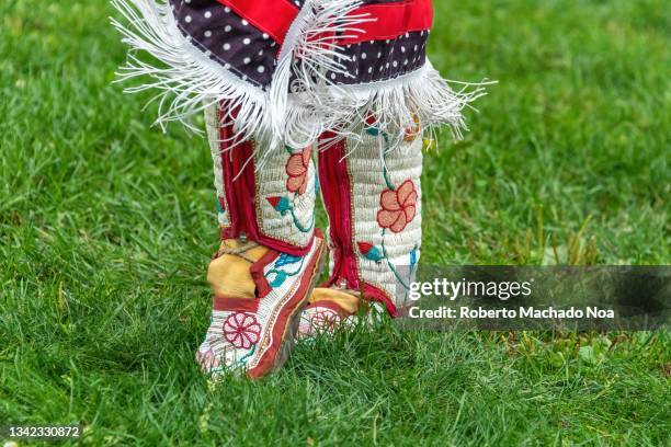 traditional dance of first nations of canada - indigenous canada stock pictures, royalty-free photos & images