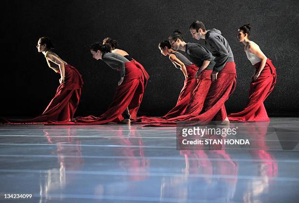 == With AFP Story by Sebastian SMITH: Entertainment-US-China-dance-people-Wei == The Shen Wei Dance Arts company rehearse "Folding" November 28, 2011...