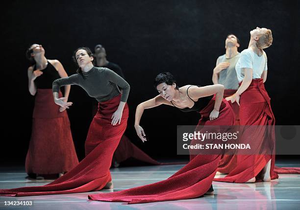 == With AFP Story by Sebastian SMITH: Entertainment-US-China-dance-people-Wei == The Shen Wei Dance Arts company rehearse "Folding" November 28, 2011...