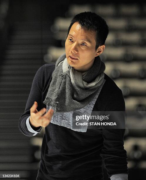 == With AFP Story by Sebastian SMITH: Entertainment-US-China-dance-people-Wei == Chinese-American dancer/choreographer Shen Wei instructs the Shen...