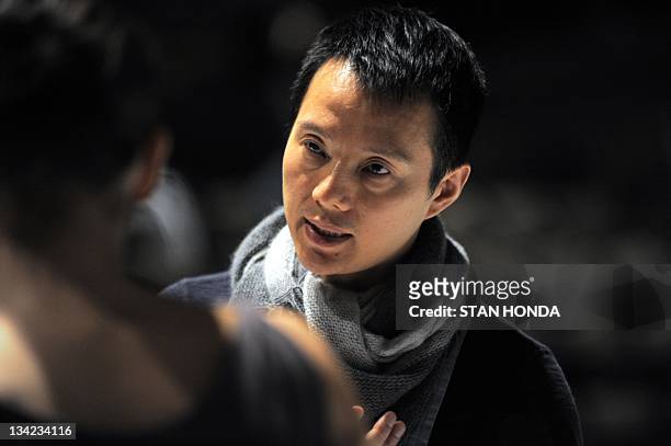 == With AFP Story by Sebastian SMITH: Entertainment-US-China-dance-people-Wei == Chinese-American dancer/choreographer Shen Wei instructs a woman in...