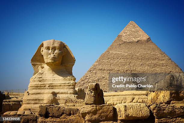 great sphinx and pyramid of khafre - piramide foto e immagini stock